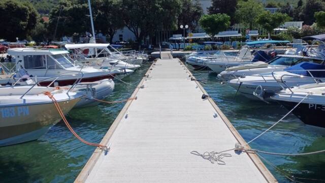 Plutajuci gat luka Punat 2025 07 1
